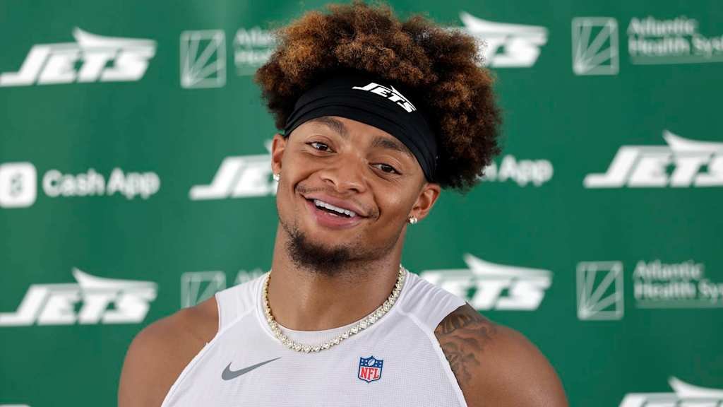 How Smile Aesthetics Influence Justin Fields' Image?