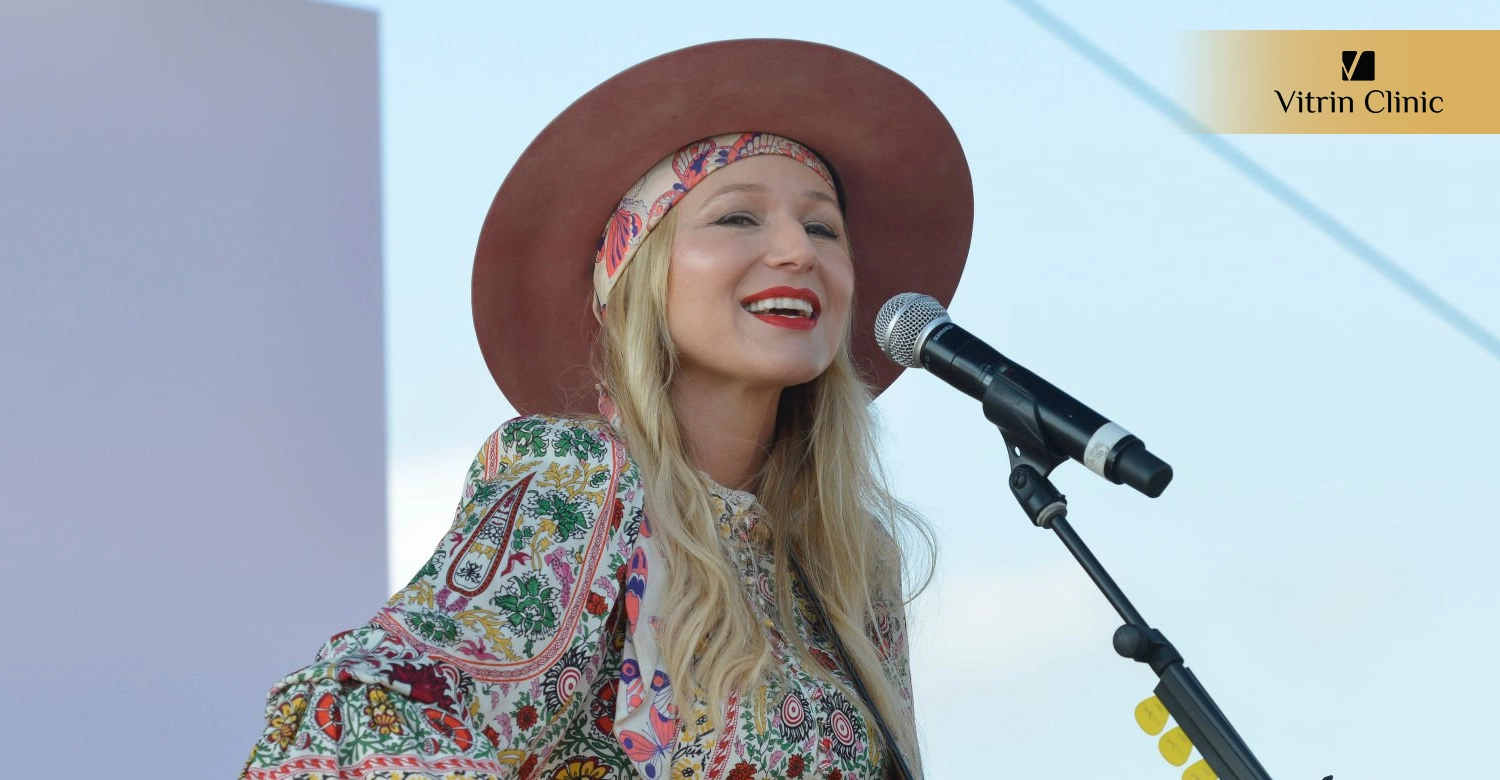 Why Does Jewel's Smile Stand Out So Much?